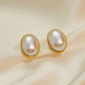 Elegant gold-plated oval pearl stud earrings featuring a minimalist French vintage style