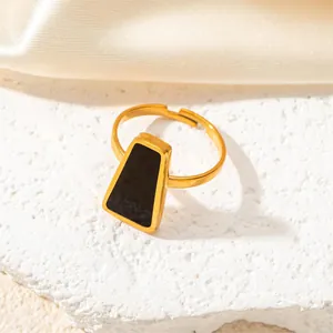 Anello geometrico placcato oro con intarsio nero e fascia aperta regolabile di classe