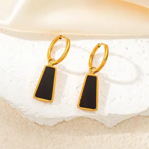 Orecchini a cerchio in oro titanio con eleganti ciondoli a trapezio in smalto nero