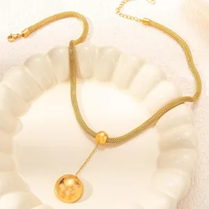 Collana a maglia intrecciata dorata con pendente a sfera e chiusura a moschettone