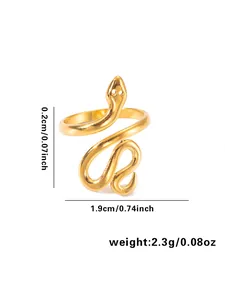 Detailansicht goldener Schlangenring mit Maßen, 0,2 cm Breite und 1,9 cm Durchmesser