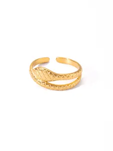 Detailansicht eines vergoldeten verstellbaren Rings mit einer Schlangenhaut-Textur