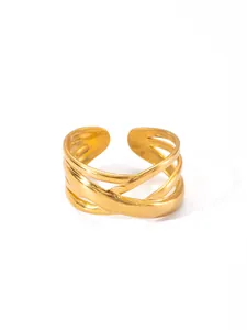Detailansicht des mehrlagigen vergoldeten Wickelrings mit modernem, offenem, verstellbarem Band
