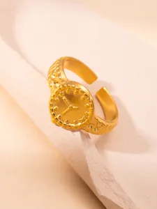 Detalle de anillo de acero dorado con diseño creativo de esfera de reloj único