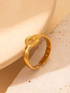 Detail eines goldenen verstellbaren Rings mit verschachteltem Kreisdesign und Hohlmuster