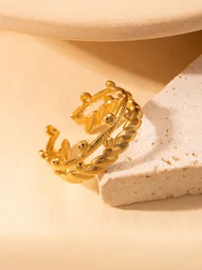 Details eines goldenen doppelreihigen offenen Rings mit Perlen- und Kordelstruktur