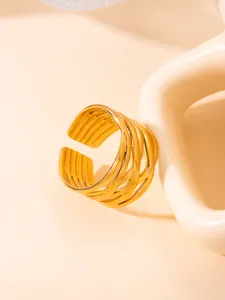 Detalle macro de anillo trenzado dorado multicapa con diseño de banda abierta ajustable