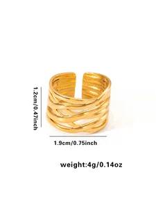 Detalle de anillo trenzado dorado con dimensiones y textura metálica mate