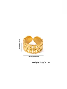 Detailansicht eines goldenen Gliederkettenrings mit 1cm Höhe und 1,9cm Durchmesser