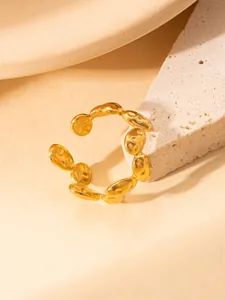 Detaillierte Nahaufnahme eines goldener Hammerschlag-Rings mit verstellbarem Design