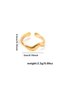 Vista detallada del anillo de onda oro mate que muestra ancho, diámetro y peso total