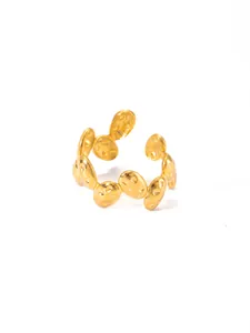 Detailaufnahme des verstellbaren goldenen Rings mit gehämmerten ovalen Metallelementen
