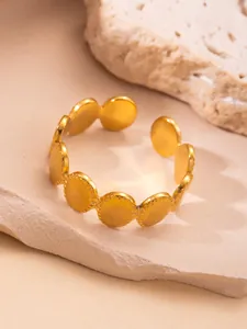 Vista detallada de anillo ajustable de acero de titanio dorado con diseño de discos