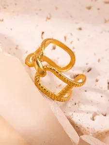 Detalle macro de un anillo abierto trenzado chapado en oro sobre piedra natural