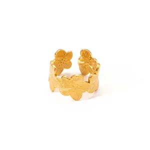 Anillo abierto de flores doradas con patrones florales texturizados y ajustable