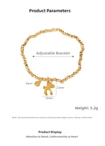 Detalle de la pulsera bañada en oro con colgante de caballo y cuentas de 4mm