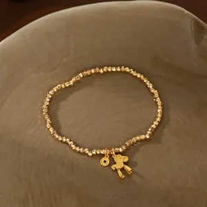 Pulsera de cuentas doradas con un dije de caballo pequeño y moneda antigua para mujer