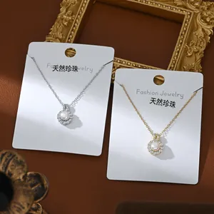 Détails des colliers en perles d'eau douce baroques en finitions or et argent poli