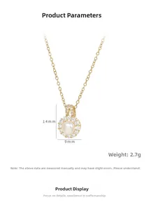 Détail du pendentif en perles d'eau douce serti de zircons mesurant 14mm par 9mm