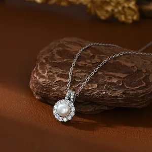 Élégant collier de perles d'eau douce baroques avec zircons sur chaîne argent