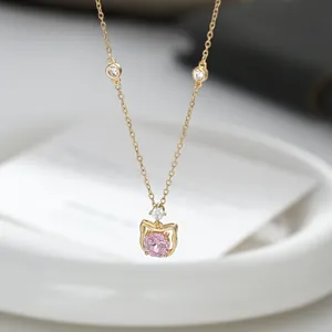 Elegante collana a gatto placcata in oro per donna con gemma rosa e ciondolo zircone