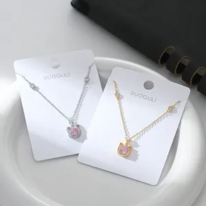 Dettaglio macro della collana con ciondolo gatto con zircone rosa placcato oro e argento