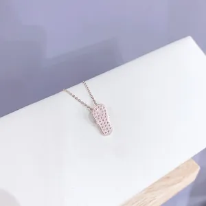 Makroansicht der roségoldenen Kette mit kristallbesetztem Flip-Flop-Anhänger im Detail