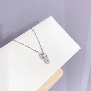 Funkelnde Halskette mit Strass-Flip-Flop-Anhänger in Silber für Damen