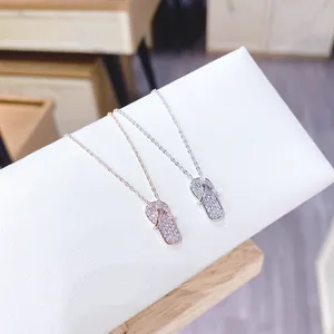 Elegante Flip-Flop-Halskette in Roségold und Silber mit funkelnden Zirkonia-Steinen