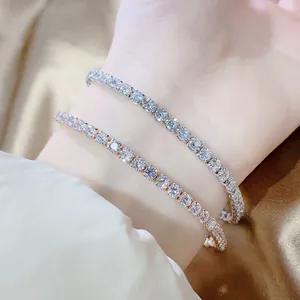 Primer plano de brillantes pulseras tenis en plata y oro rosa con diamantes de imitación