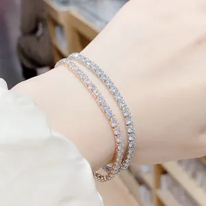 Detalle de pulseras tenis en plata y oro rosa con brillantes cristales redondos