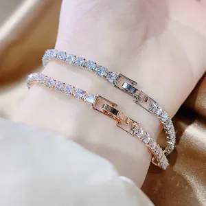 Primer plano de pulseras de tenis brillantes en plata y oro rosa con circonitas micropavé