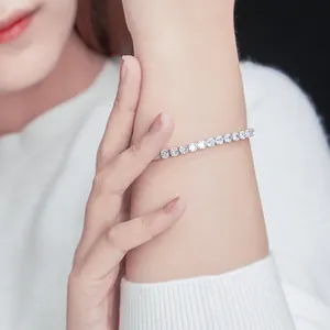 Primer plano de una pulsera tennis de plata con circonitas brillantes en la muñeca de mujer