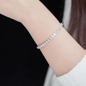 Primer plano detallado de una pulsera tenis de plata con diamantes brillantes en la muñeca
