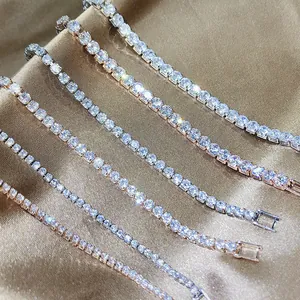 Detalle de pulseras tennis en plata y oro rosa con circonitas sobre fondo de satén