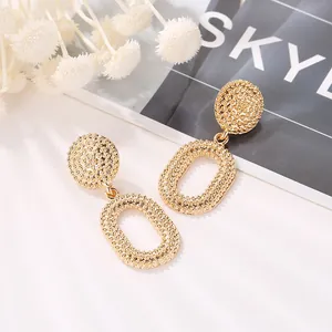 Orecchini vintage in metallo dorato con rilievo ovale ed elegante stile palazzo europeo