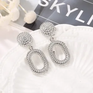 Orecchini ovali cavi in argento vintage con finitura in cristallo su piatto in ceramica