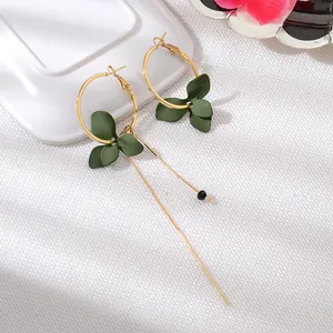 Boucles d'oreilles créoles asymétriques dorées avec pétales verts et longs pompons