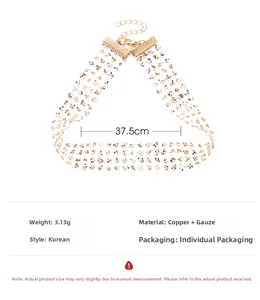 Gros plan du collier choker doré avec gaze scintillante et fermoir mousqueton réglable