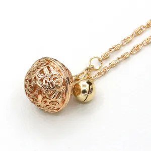 Collana con ciondolo a campana dorata con motivi traforati e catena a corda