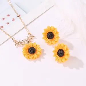 Parure bijoux tournesol avec collier de perles et boucles d'oreilles dorées chic