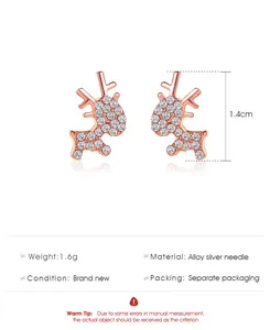 Vue détaillée des boucles d'oreilles renne en or rose avec perles et mesure de 1.4cm
