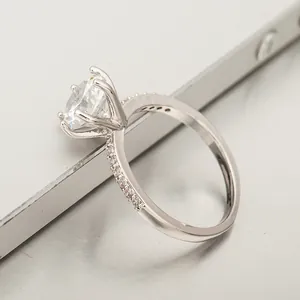 Vue macro latérale de la bague en argent montrant le serti quatre griffes et pavé de diamants