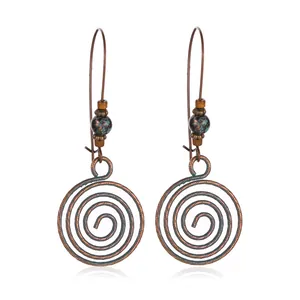 Boucles d'oreilles bohèmes en bronze avec motif spirale et perles d'aspect marbre vert