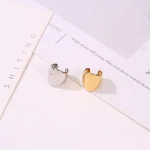 Polierte Earcuffs in Schildform, Gold und Silber, Ohrakzent ohne Ohrloch im Punk-Stil