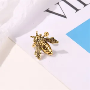 Vintage goldene Bienen-Ohrklemme mit detaillierten Flügeln auf weißem Seidenhintergrund