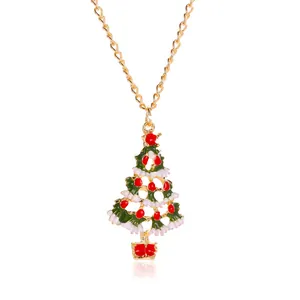 Collier de Noël avec pendentif sapin en émail vert et chaîne dorée sur fond blanc