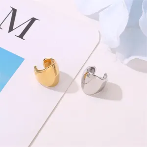Polierte goldene und silberne U-förmige Ohrmanschetten im minimalistischen Design ohne Ohrlöcher