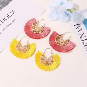 Lot de boucles d'oreilles bohèmes avec pompons en éventail rose et jaune et dentelle dorée