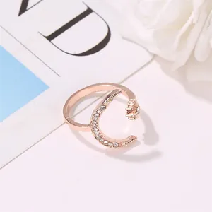Anello regolabile oro rosa con design a luna e stelle e intarsi in zircone